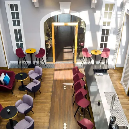 Отель Art'otel Mitte, Powered By Radisson 4*