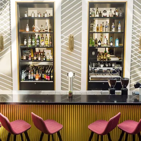 Отель Art'otel Mitte, Powered By Radisson 4*