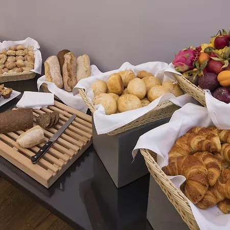 فندق Art'otel Mitte, Powered By Radisson 4*