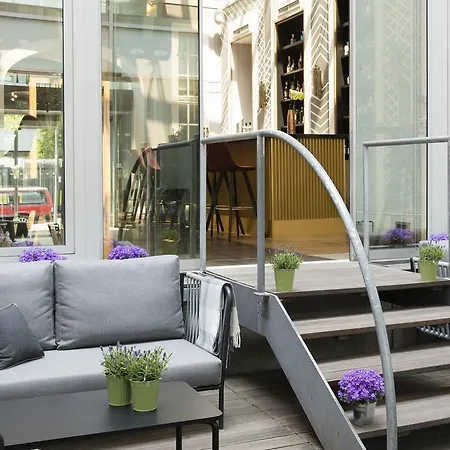 Отель Art'otel Mitte, Powered By Radisson 4*